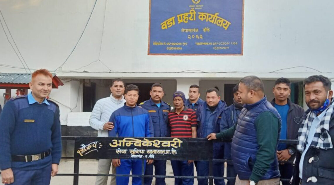 अम्विकेश्वरी यातायात प्रालिद्धारा वडा प्रहरी कार्यालयलाई बेञ्च प्रदान