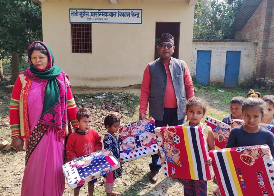 डुडुवाका बालविकास केन्द्रलाई शैक्षिक सामाग्री