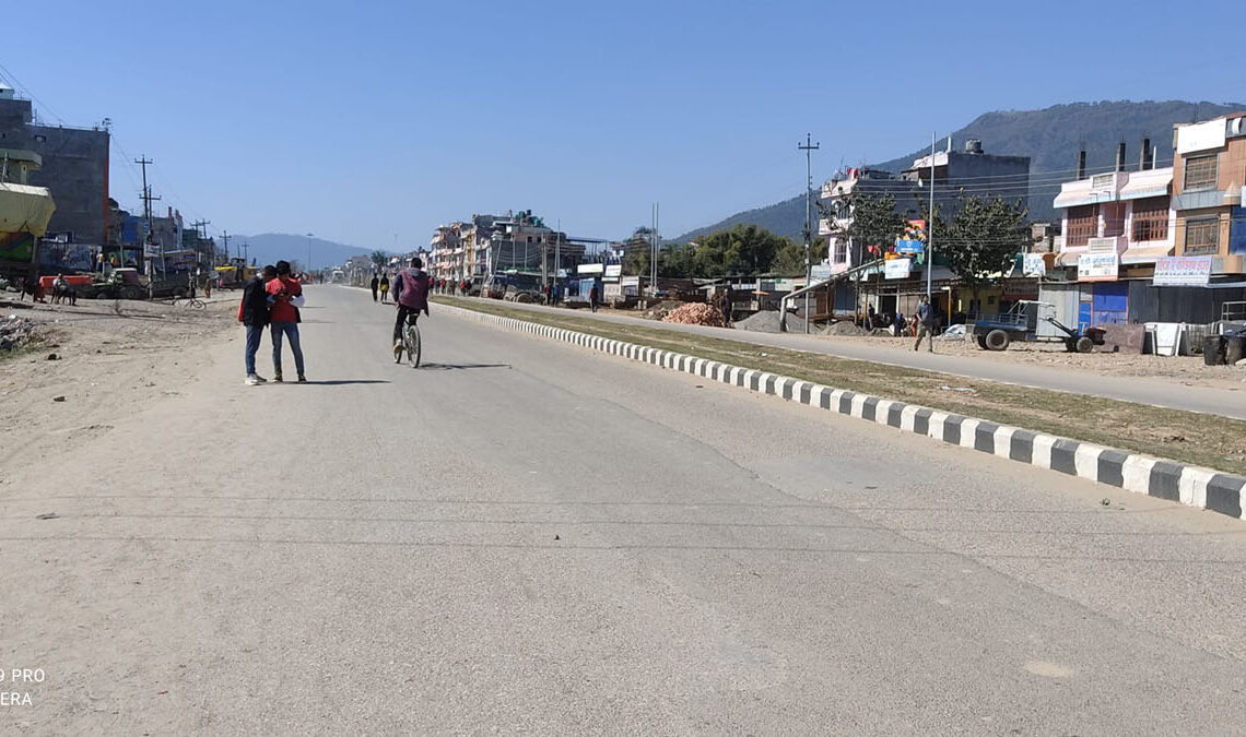सुर्खेतमा कर्फ्यु जारी, सडकमा निस्किए प्रहरीले गोली हान्न सक्ने