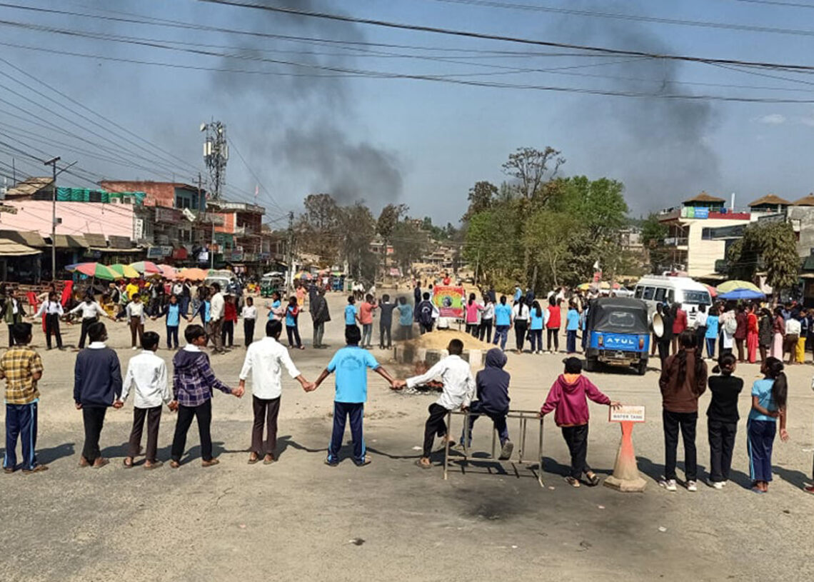 टिपरको ठक्करबाट युवतीको मृत्यु, छिन्चु बजार तनावग्रस्त