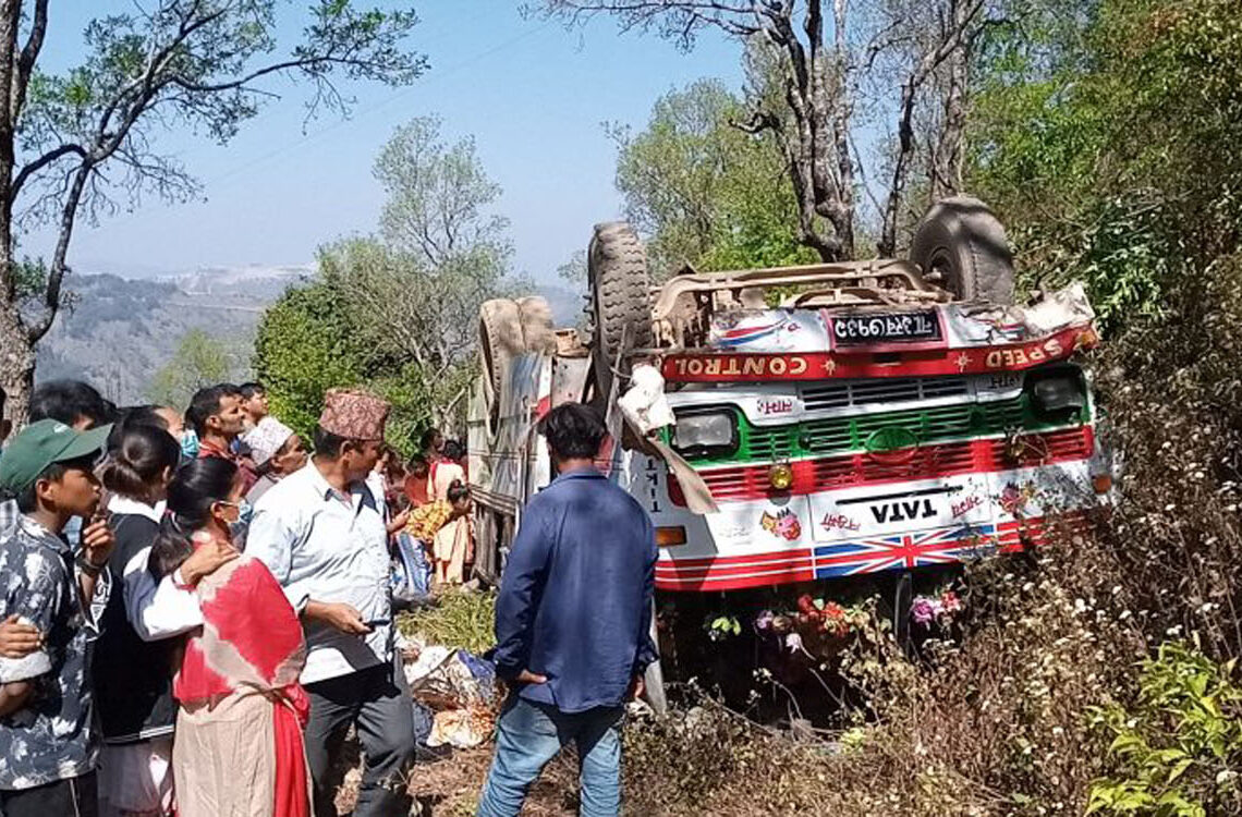 प्युठानमा बस दुर्घटना, एक वर्षीया बालिकाको मृत्यु, १५ जना घाइते