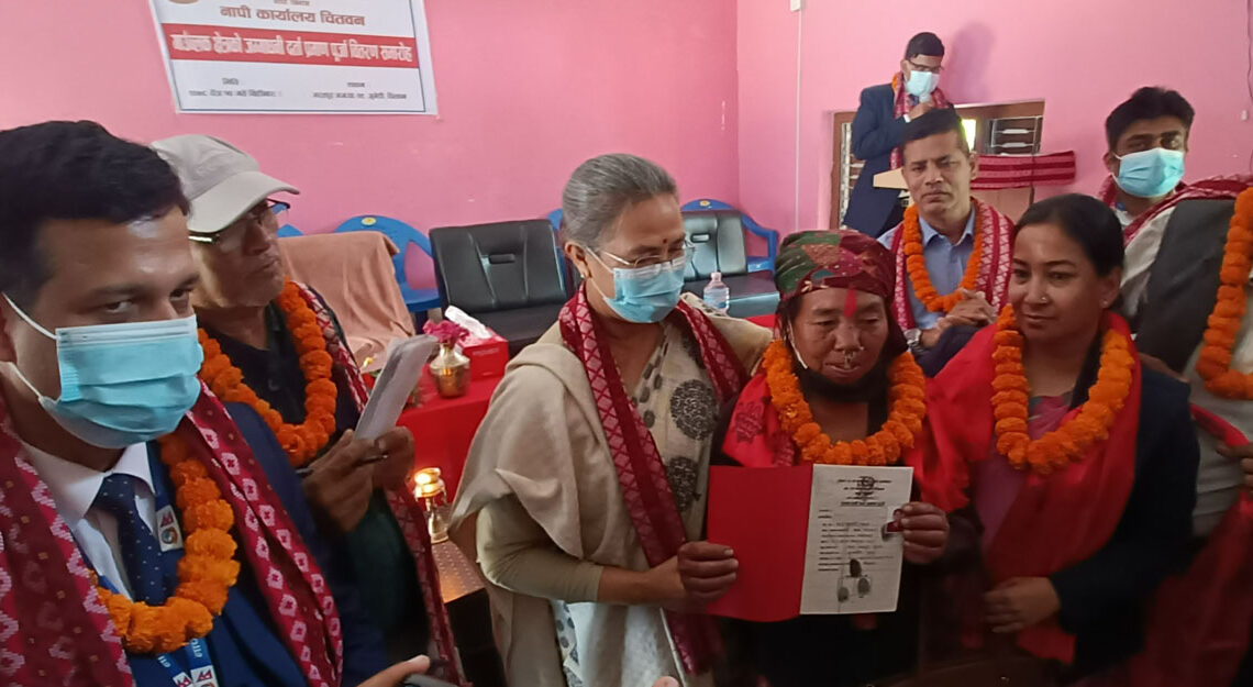 चितवनको भरतपुर महानगरपालिकामा लालपूर्जा वितरण