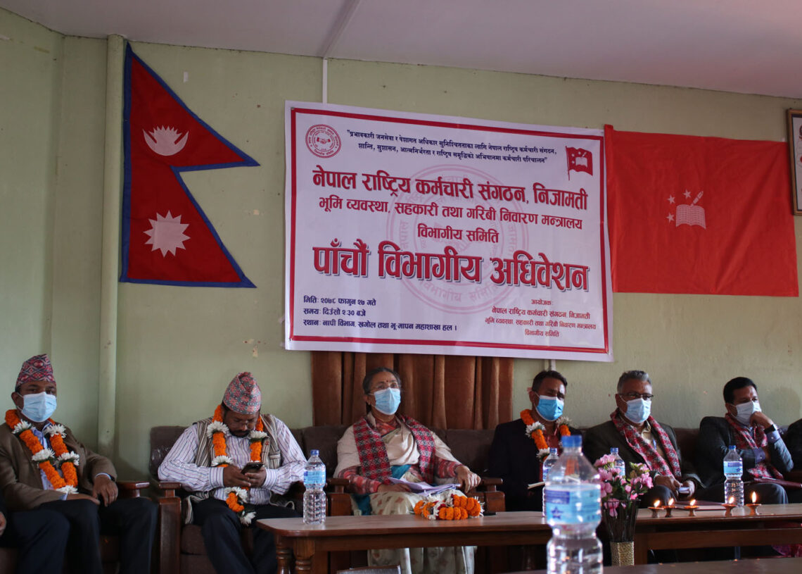 कर्मचारीहरु नागरिकप्रति उत्तरदायी बन्नुपर्नेमा मन्त्री श्रेष्ठको जोड