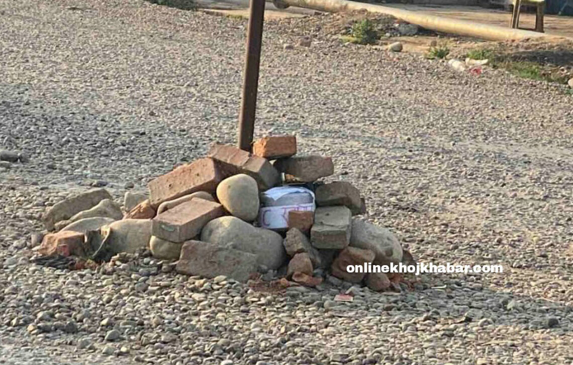 खजुरामा राखिएको प्रेसर कुकुरमा तार र हुक
