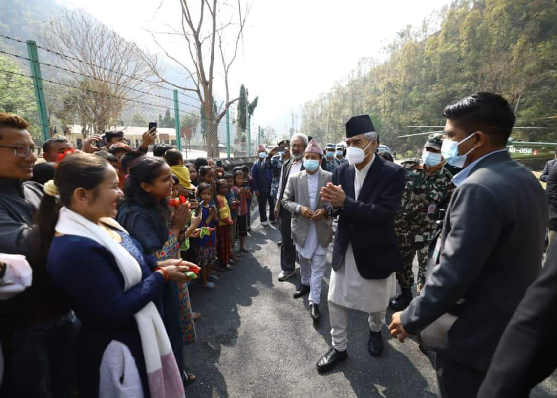 माथिल्लो तामाकोसी अवलोकन गर्न प्रधानमन्त्री देउवा दोलखामा