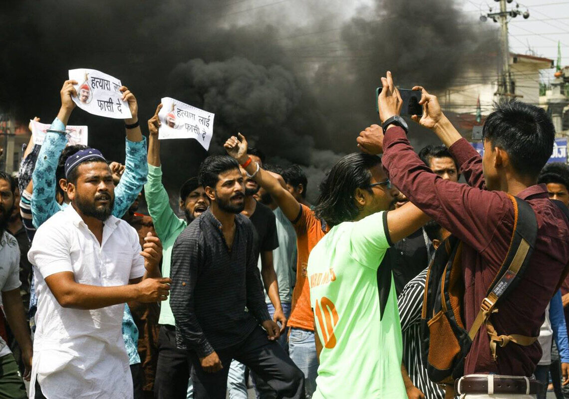 सवारी दुर्घटनाः बीपी चोकमा टायर बालेर प्रदर्सन