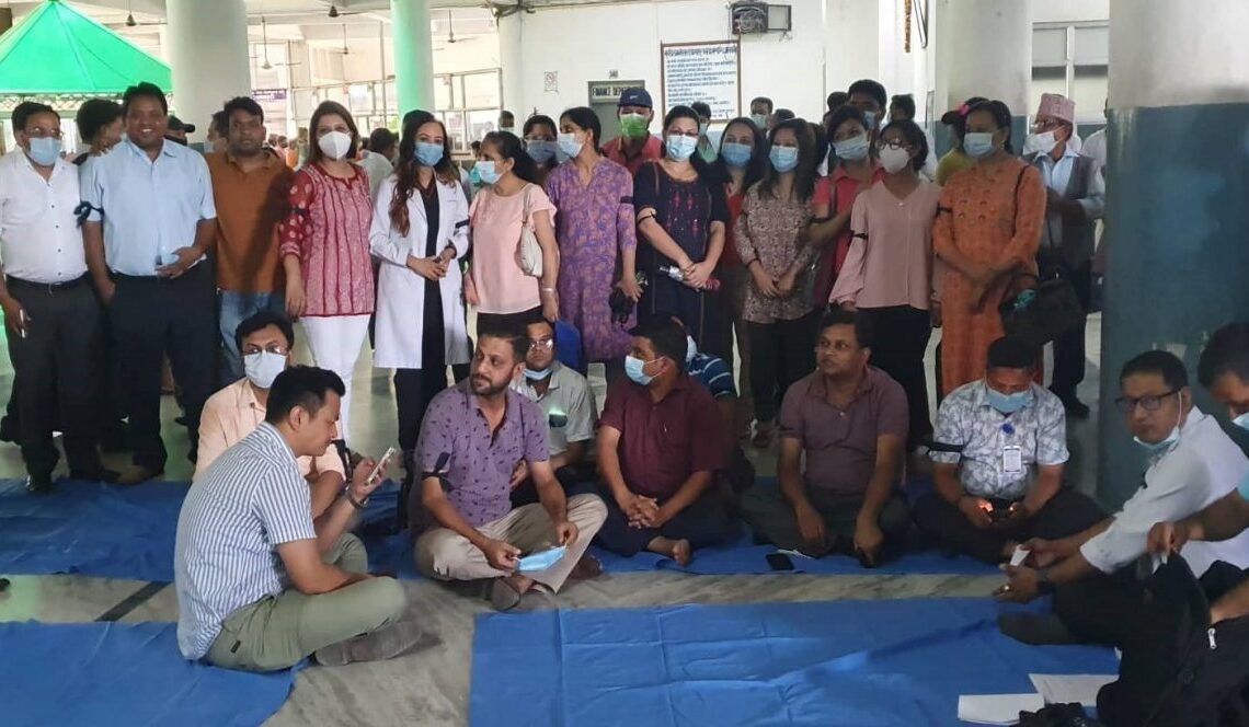 मेडिकल कलेजका चिकित्सकको आन्दोलन कायमै