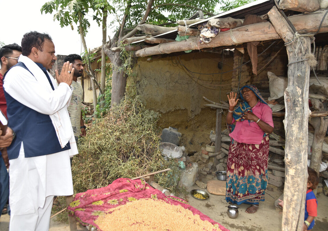 पुरैनीमा ६५ वर्षीया बृद्धाले राईलाई शुभकामना दिदै भनिन्–‘बेटा चुनाव जित्छौं मेरो आर्शिवाद छ’