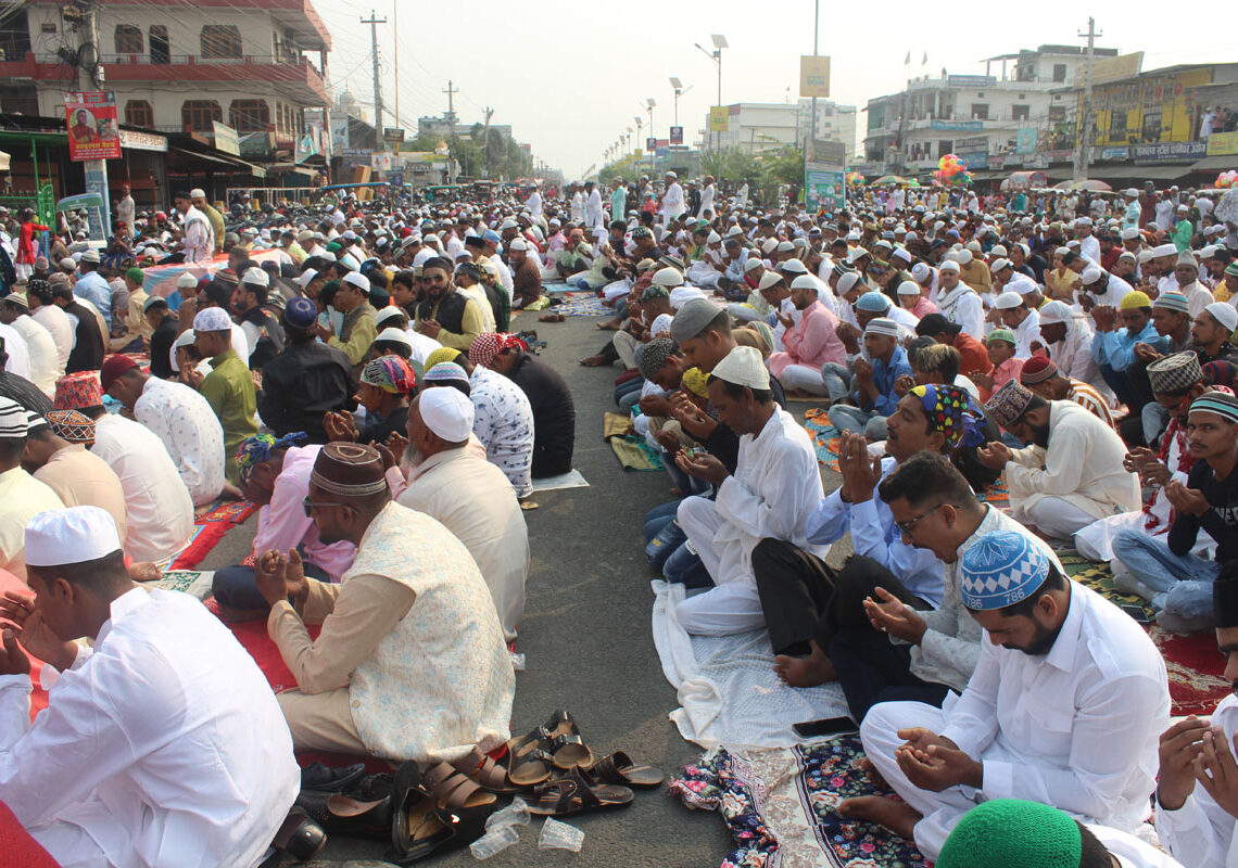 ईद उल फित्र पर्व मनाउँदै, वीपी चोकको इदगाहमा सामुहिक नमाज पढे