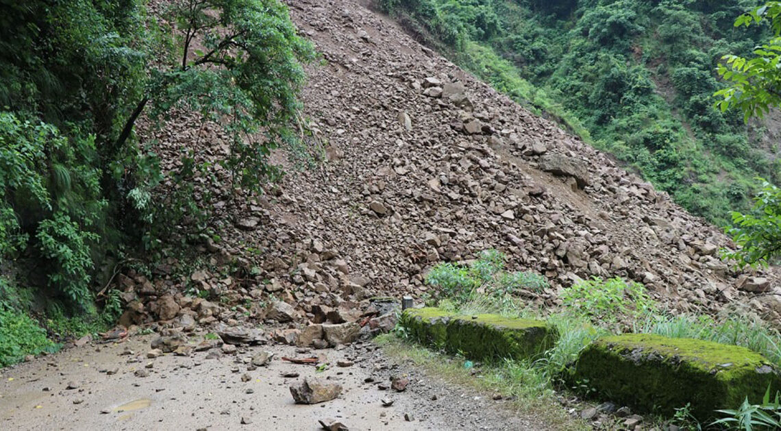 पहिरोले पुरिएर दुई मजदुरको मृत्यु
