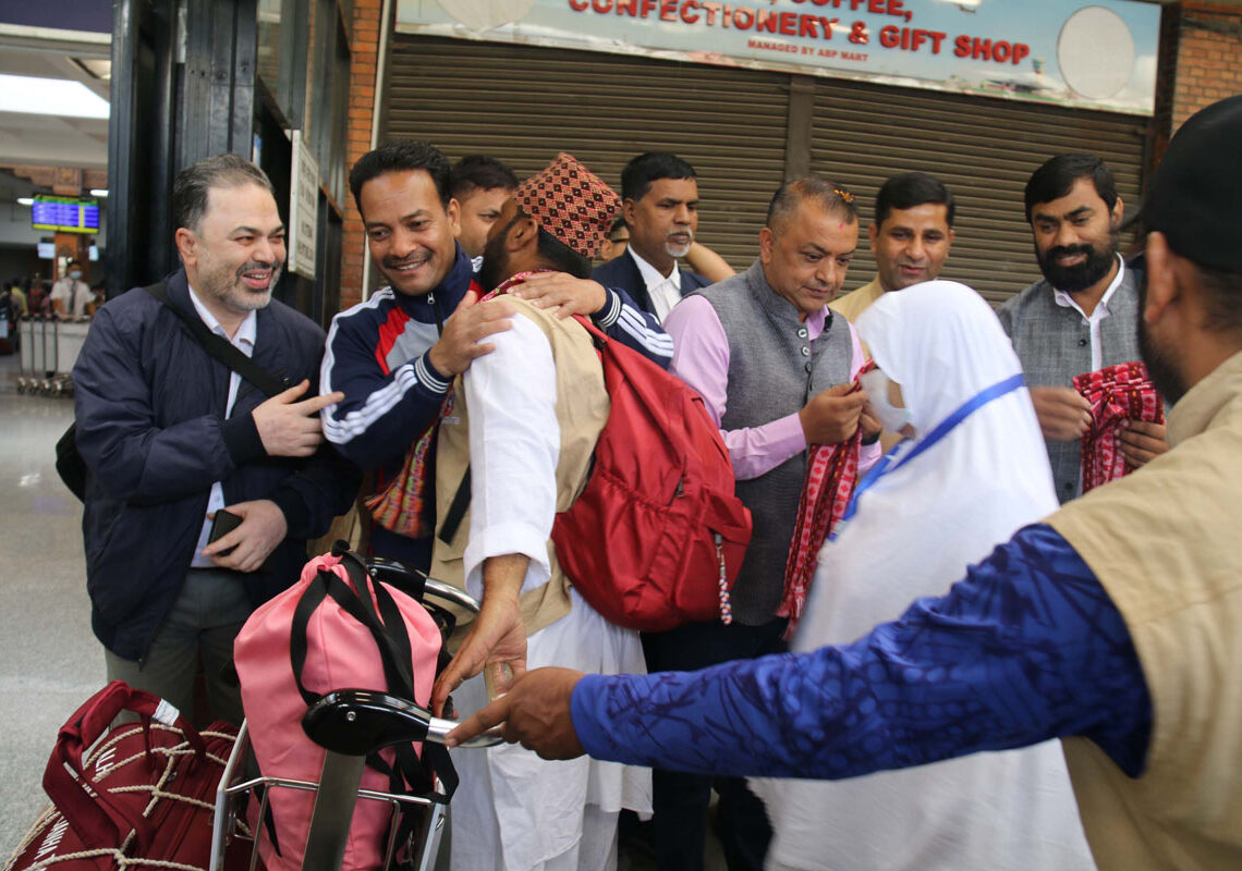 युवा तथा खेलकुद मन्त्री अथकले गर्नुभयो हजयात्रीलाई विदाइ