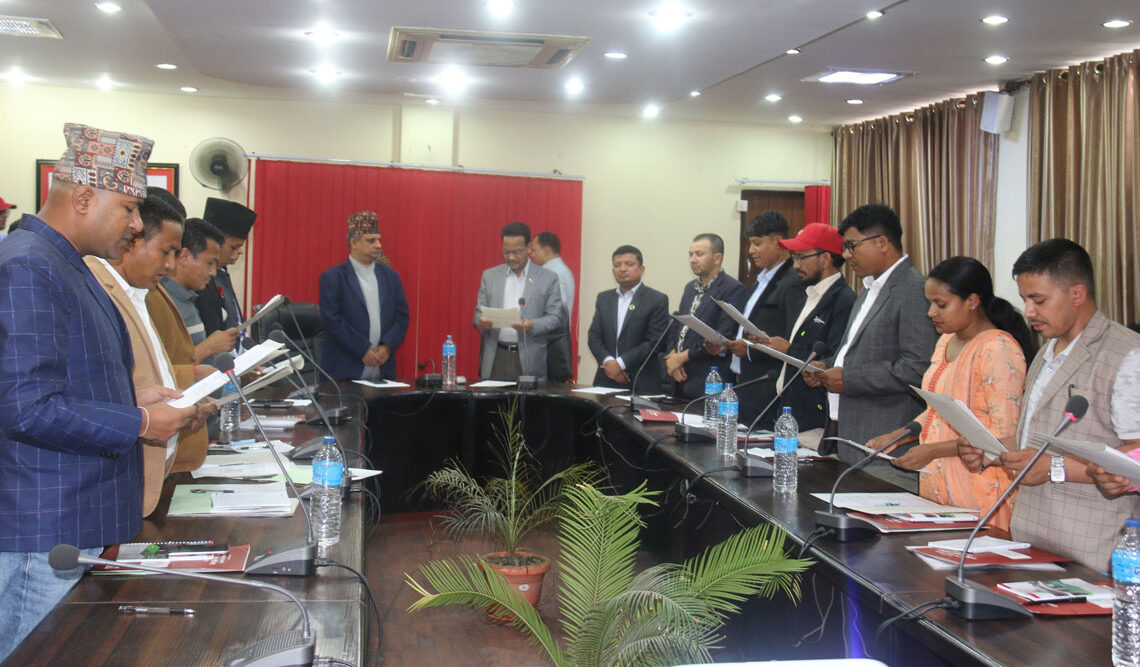 युवा परिषदकाजिल्लाअध्यक्षहरुलाई गोपनियताको सपथ