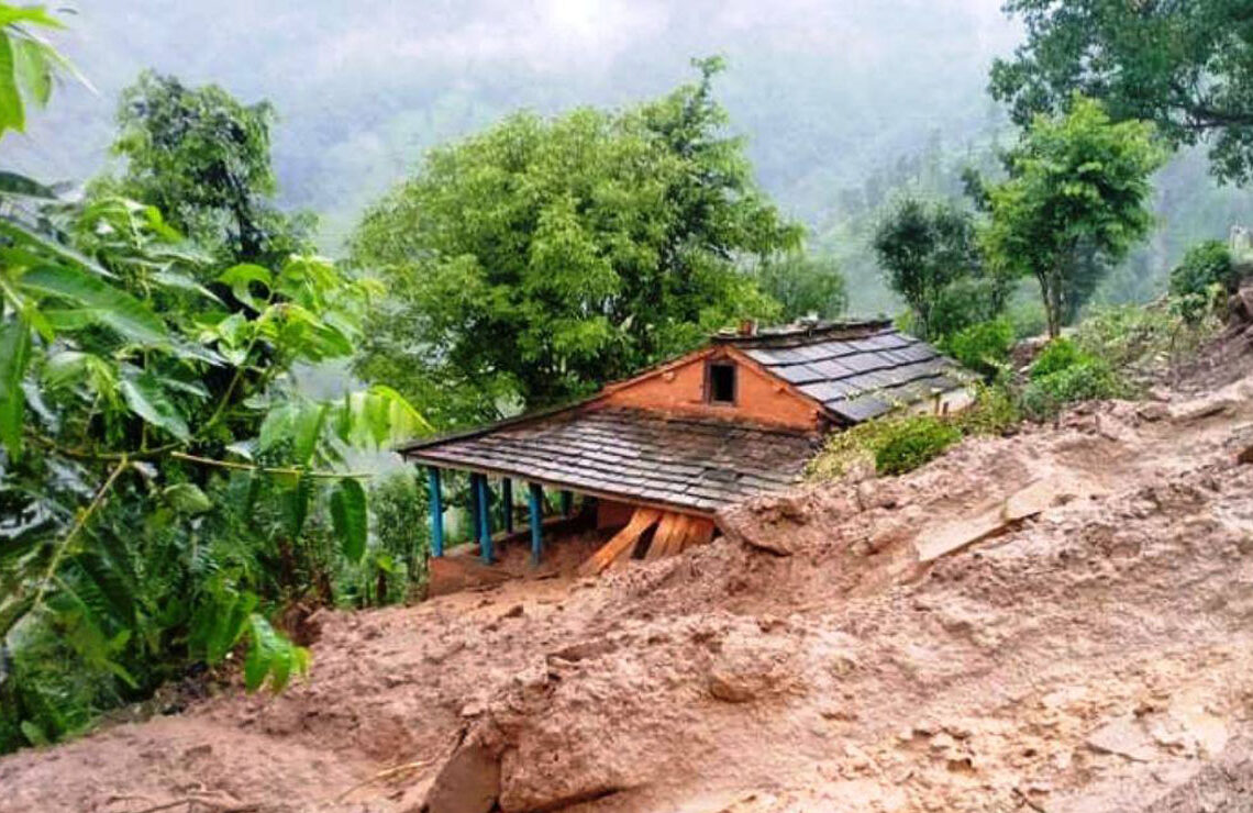 पहिरोको जोखिममा बस्ती