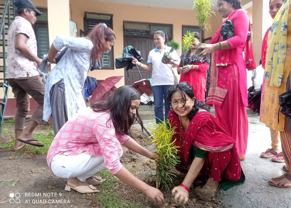 स्वास्थ्य चौकी परिसरमा बृक्षारोपण