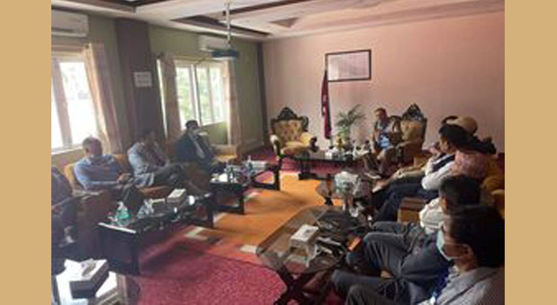 शिक्षामन्त्री र प्रध्यापकबीच छलफल