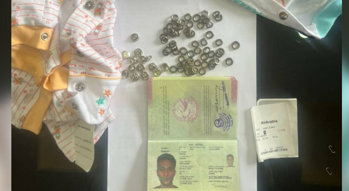 बच्चाले लगाउने कपडाको टाँकभित्र १२५ ग्राम सुन ल्याउने एक यात्रु पक्राउ