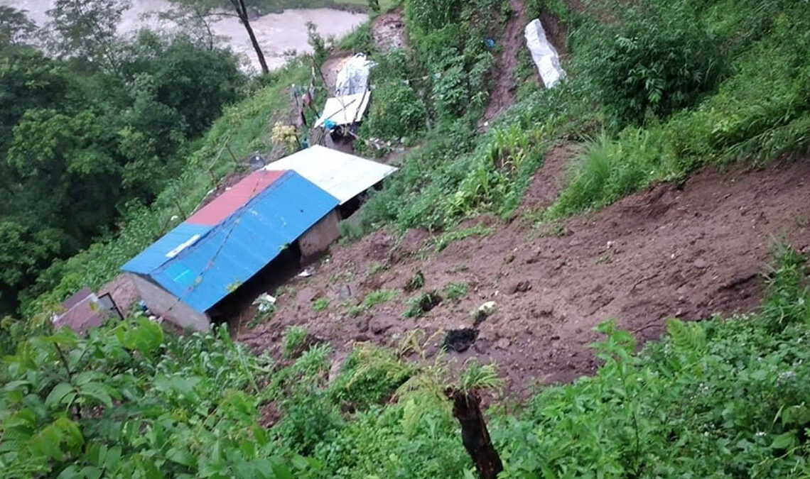 पहिरोले घर पुरिँदा अछाममा एकै परिवारका तीन जनाको मृत्यु