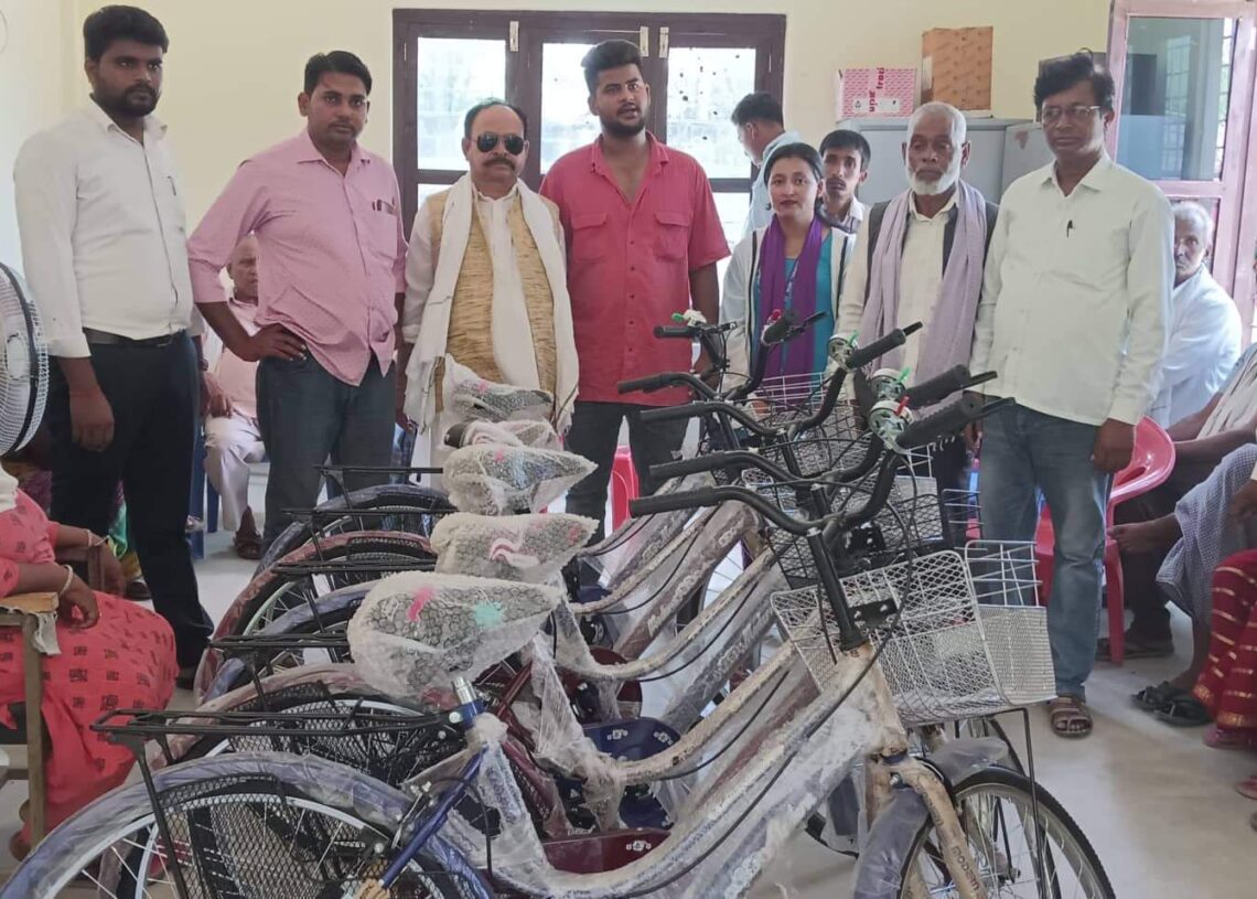 जानकीमा सामुदायिक विद्यालयका २५ जना छात्रालाई साइकल वितरण