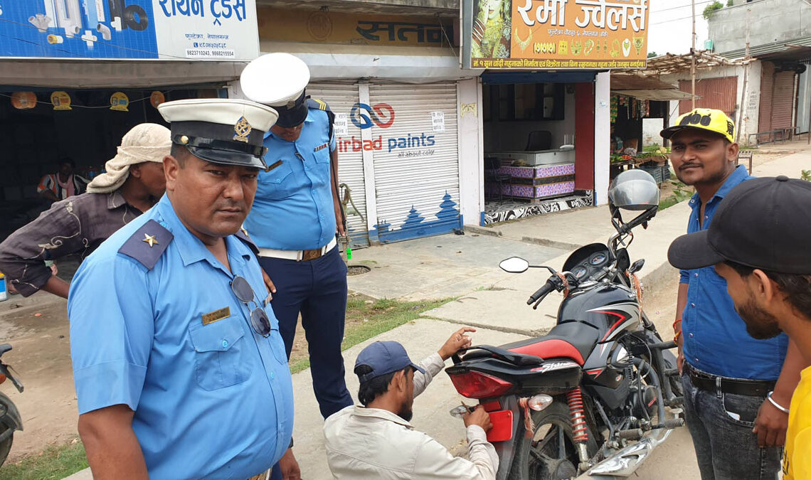 फुल्टेक्रामा नम्बर मेटिएका सवारीसाधनलाई अन द स्पट कारबाही