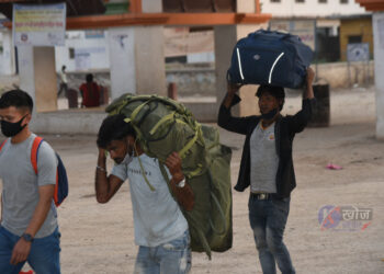 दशैँ मनाउन आउने नेपालीको जमुनाह नाकामा लर्को
