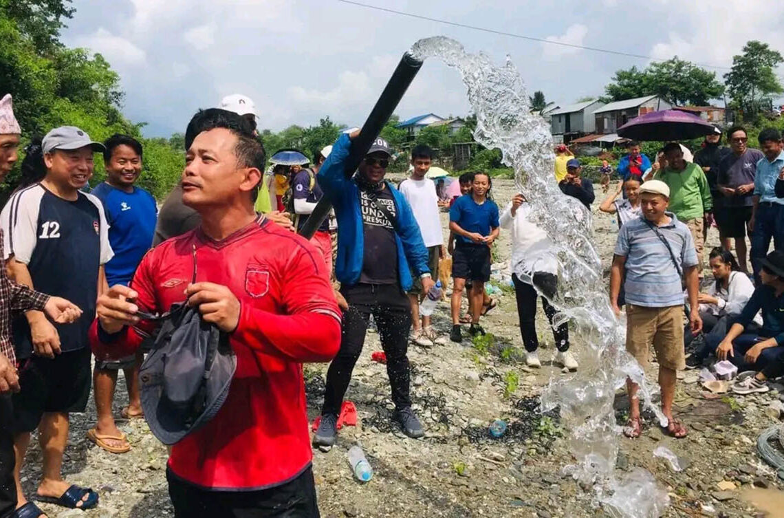 श्रमदानबाटै धरानमा खानेपानी, धरानवासी पानीको फोहोरामा रमाउँदै
