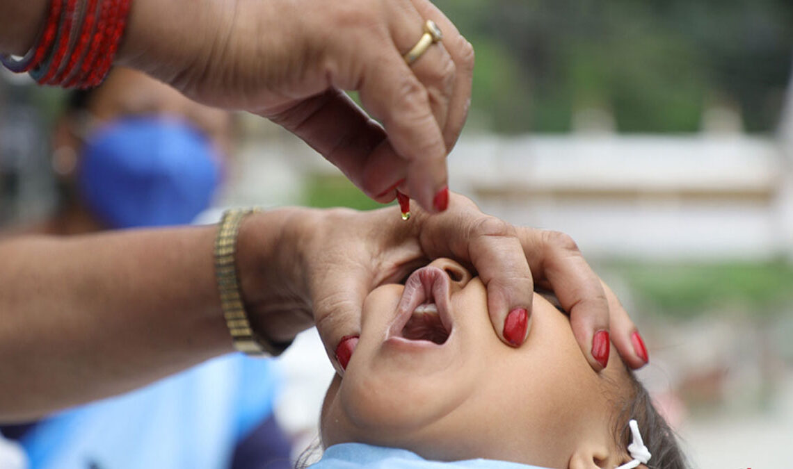 बालबालिकालाई भिटामिन ‘ए’ र जुकाको औषधि खुवाइँदै