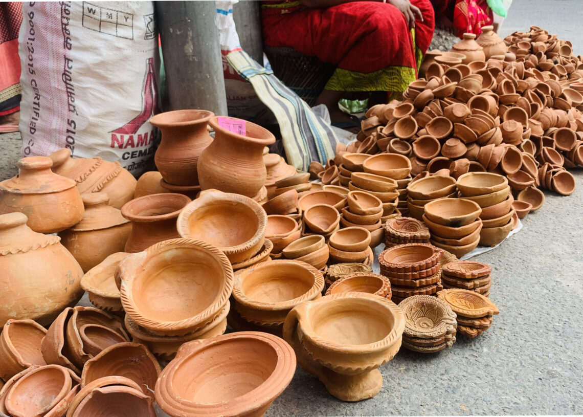 कुम्भकार समुदाय माटोको भाडा बनाउन र बिक्रीमा व्यस्त