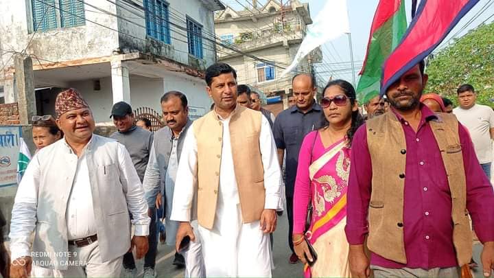 घरदैलोमा विकासप्रेमी नेता इश्तियाक, भन्छन् ` विकास लिएर फेरि आउनेछौं´