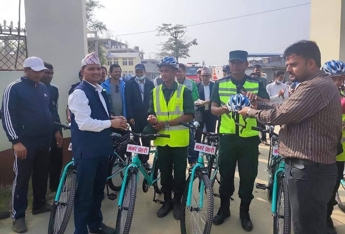 नगरपालिकाद्वारा नगर प्रहरीलाई गस्तीका लागि साइकल वितरण