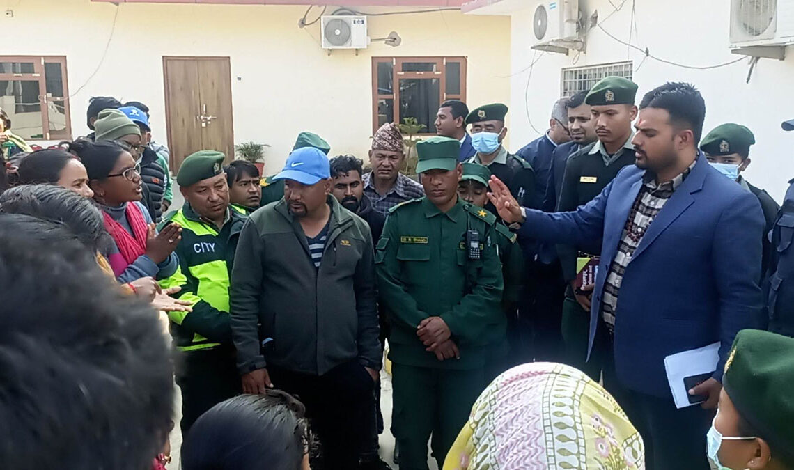 कोहलपुरका फुटपाथ र ठेला व्यवसायीहरु आक्रोशित नगरपालिकाले व्यापार गर्न नदिए आत्मादाह गर्ने धम्की