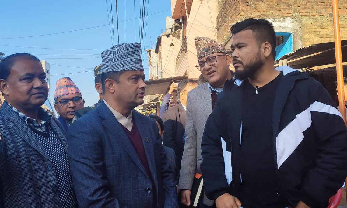 स्वास्थ्य तथा जनसंख्या मन्त्री पदम गिरी दादुरा प्रभावित नेपालगन्जमा