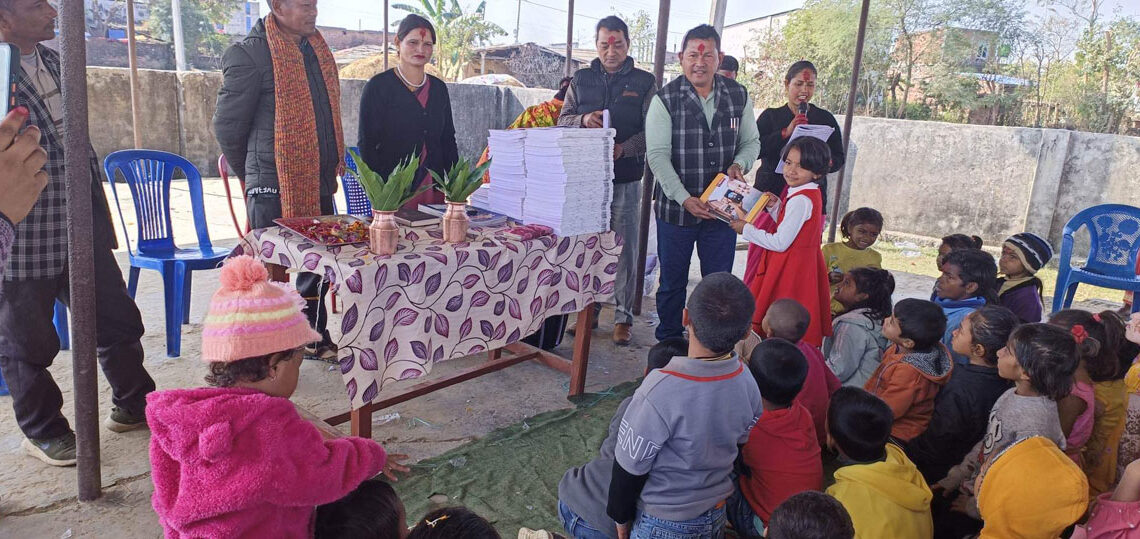 वडाअध्यक्ष आलेद्धारा आफ्नो तलवभत्ताबाट विपन्न विद्यार्थीलाई शैक्षिक सामाग्री प्रदान