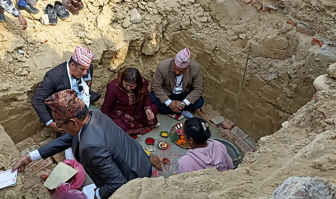 नगरप्रमुख र उपप्रमुखले गरे लक्ष्मी माबिको ८ कोठे भवनको भुमी पुजनसहित शिलान्यास