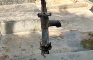 बाँके जिल्लामा हाते नल सुक्दै गएपछि खानेपानीको पहुँच नपुगेका ठाउँमा पानीको अभाव