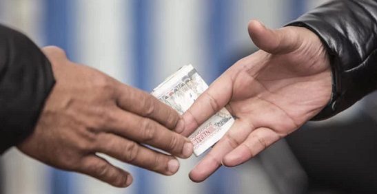 एक लाख घुससहित लेखा अधिकृत पक्राउ