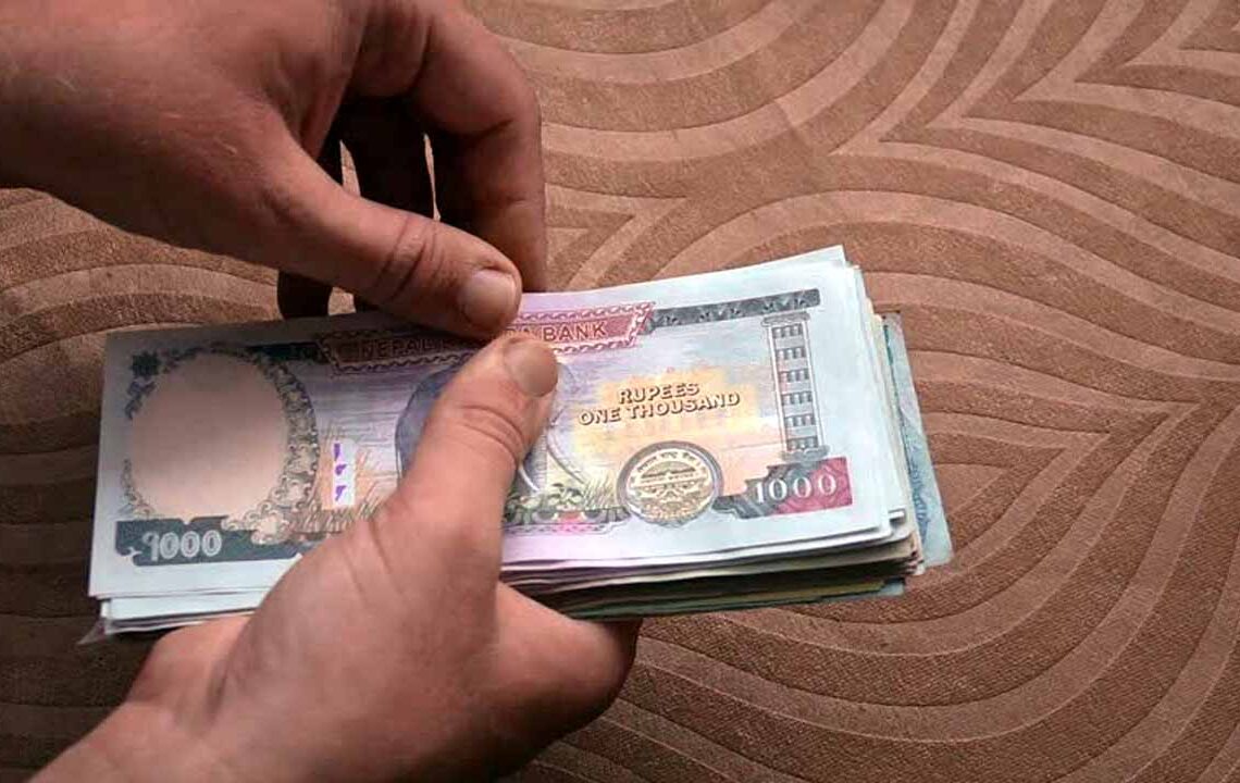 मादीका पहिरो विस्थापित परिवारलाई राहत प्रदान