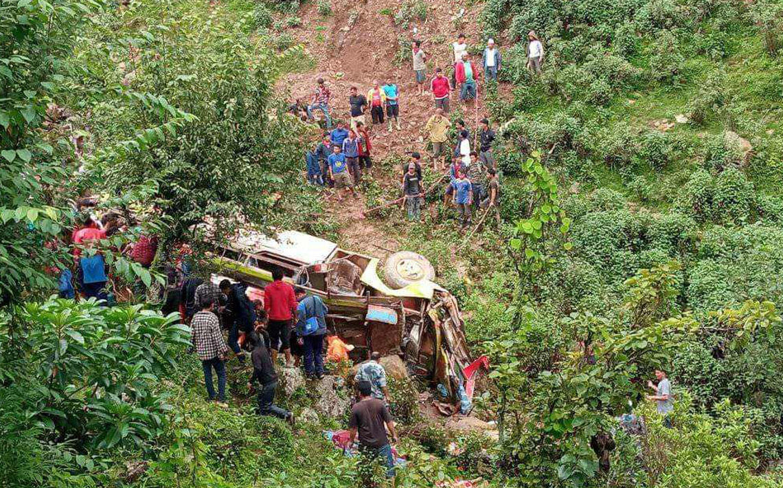 रोल्पामा बस दुर्घटना : ४ जनाको मृत्यु, १८ जना घाइते