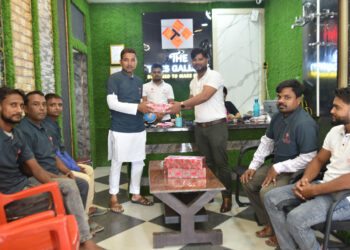 १० जना दक्ष मिस्त्रीलाई द टायल्स ग्यालरीले दियो टायल उठाउने मेसिन