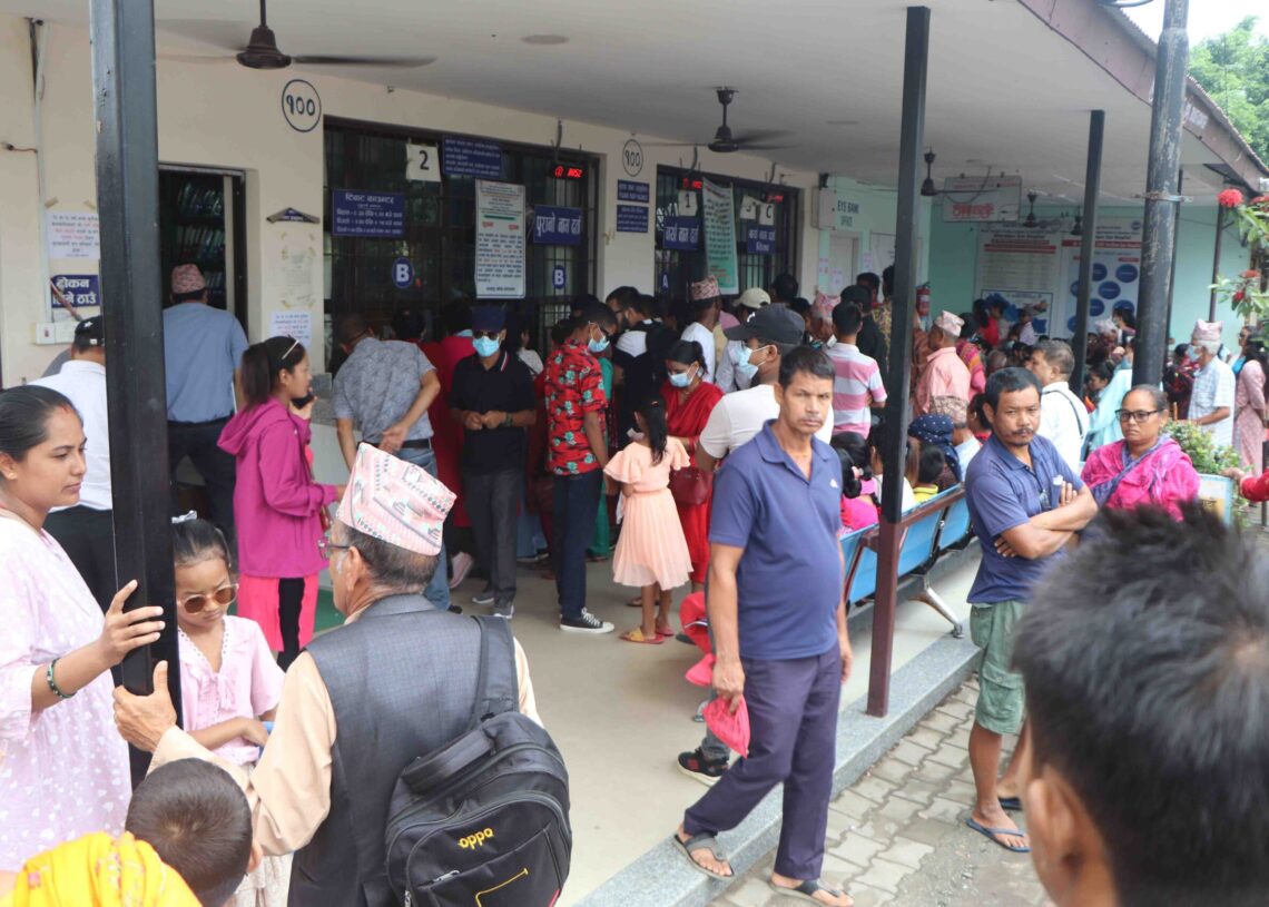 भरतपुर आँखा अस्पतालमा  बिरामीको  भीड