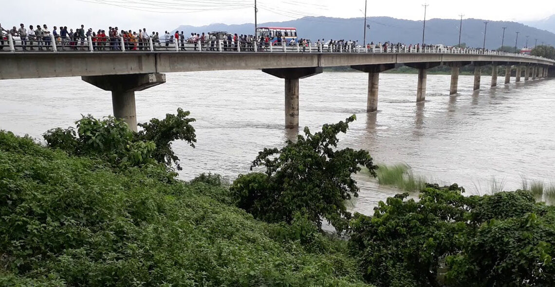 नारायणी नदीमा हामफालेकी महिलाको मृत्यु