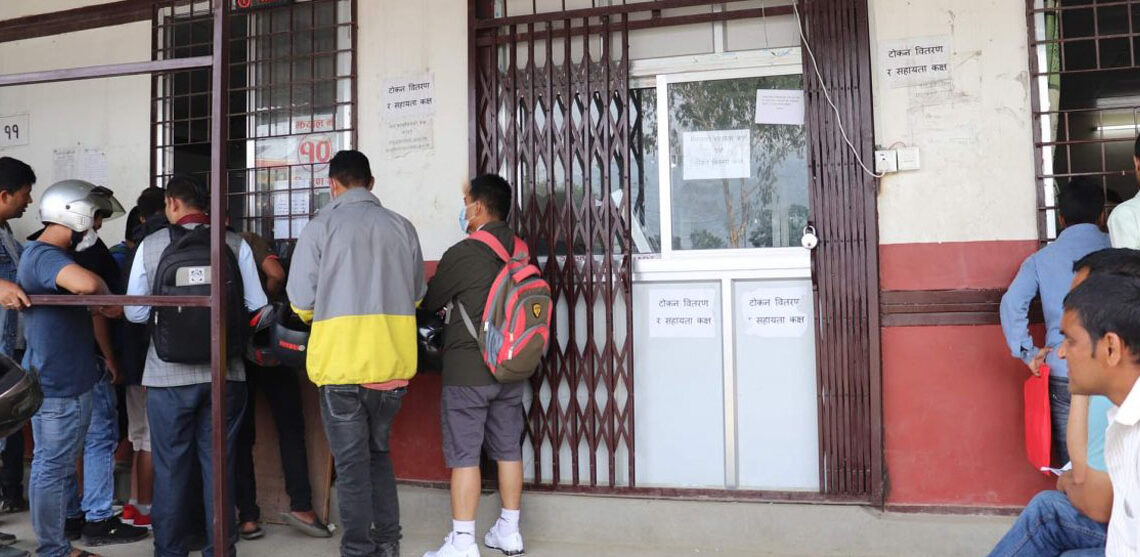 कास्की यातायात व्यवस्था कार्यालयमा सेवाग्राहीको चाप, कर्मचारी अभाव