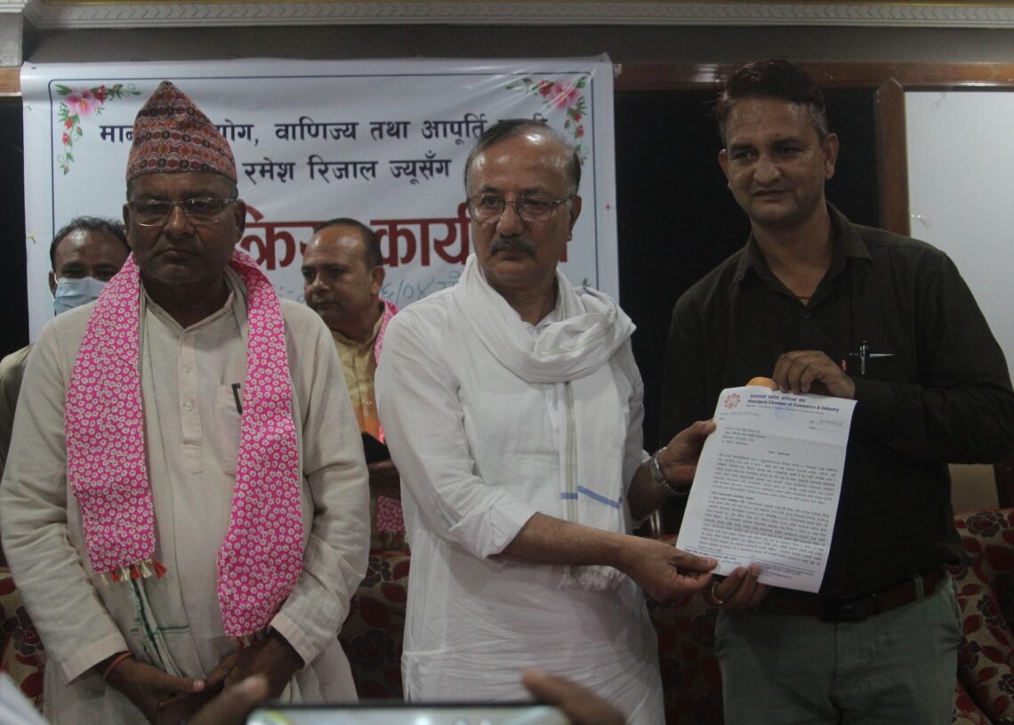 उद्योगमन्त्री रिजालसँग नेपालगन्जका ब्यापारीको माग : नेपालगन्ज नाकालाई ब्यवस्थित बनाई दिनुस्