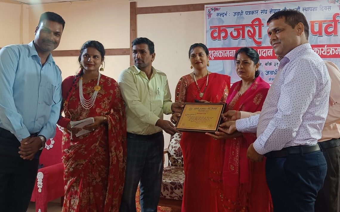 अवधीपत्रकार संघद्धारा सांसद तिवारी सम्मानित