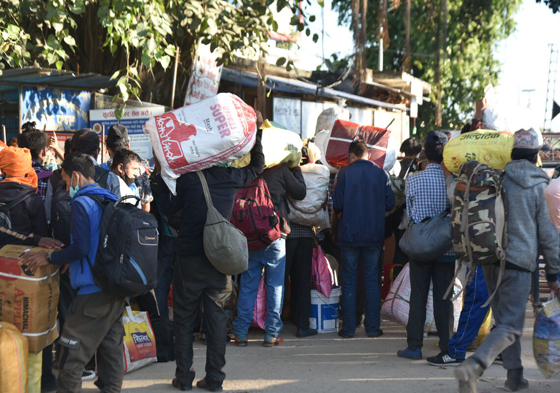 नेपालगन्ज जमुनाह नाकामा दसैँ मनाउन घर फर्किनेको लर्को