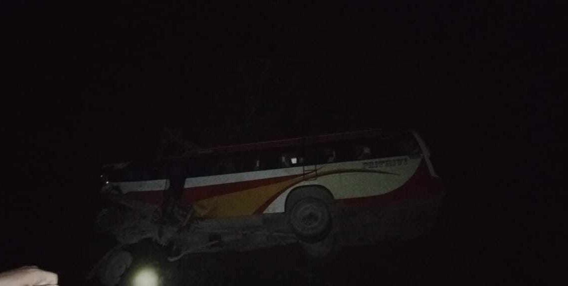 दाङमा बस दुर्घटना, १४ जना घाइते