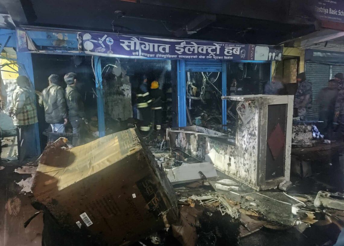 नेपालगन्जको सौगात इलेक्ट्रोनिक र खजुराको बर्मा हार्डवयरमा आगलागी