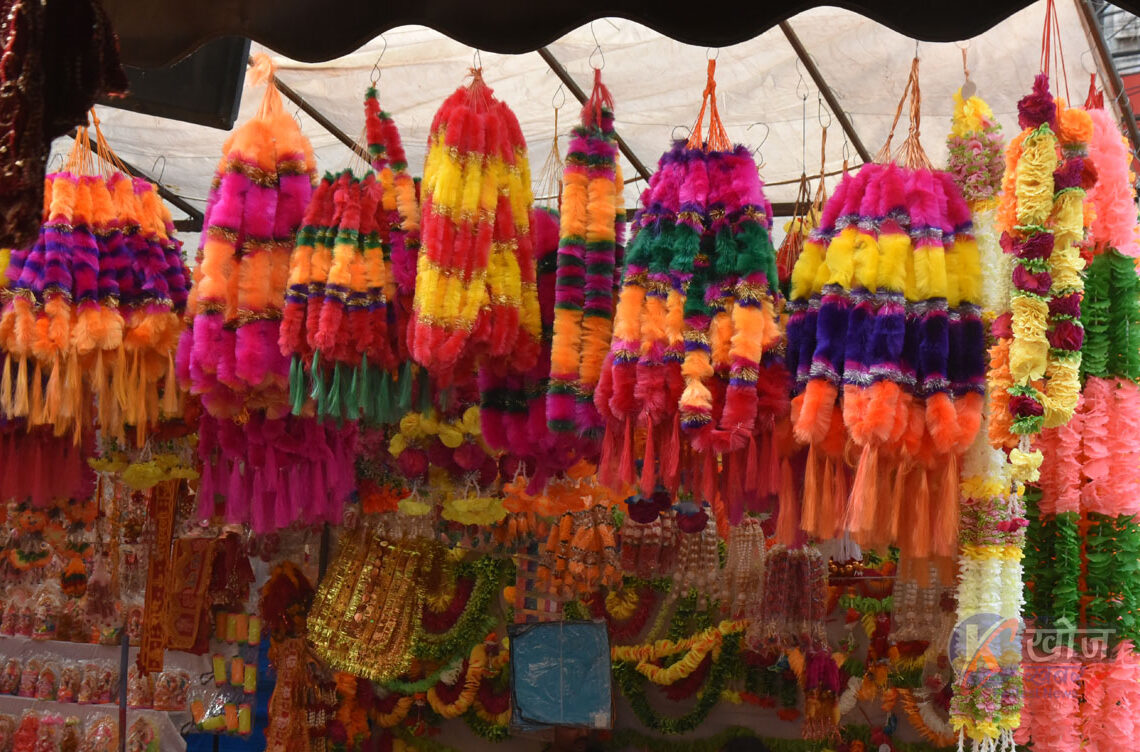 कोहलपुरनगरपालिकामा प्लास्टिकका माला बिक्री वितरणमा रोक, बजारमा खुलेआम बिक्री