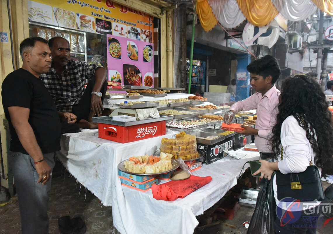तिहारको अवसरमा नेपालगन्जमा मिठाई बजार (फोटो फिचर)