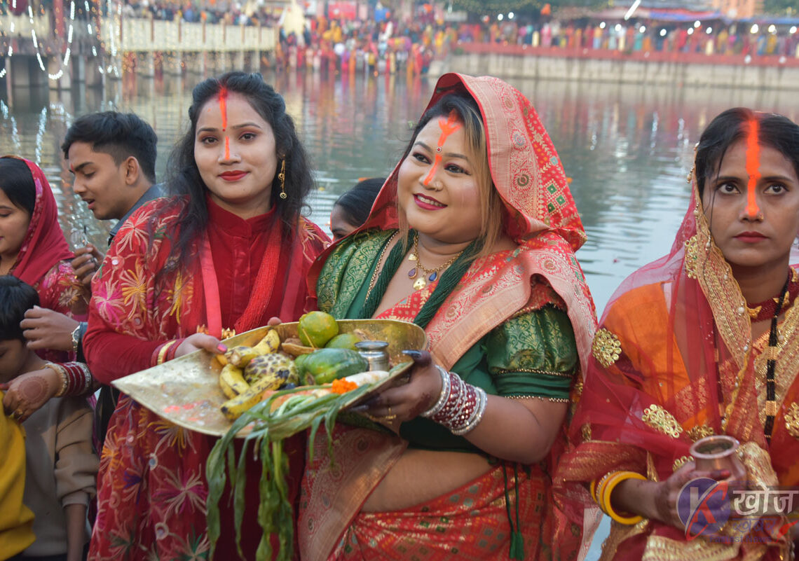 उदाउँदो सूर्यलाई अर्घ्य दिन बागेशवरी मन्दिरमा भीड, छठ समापन