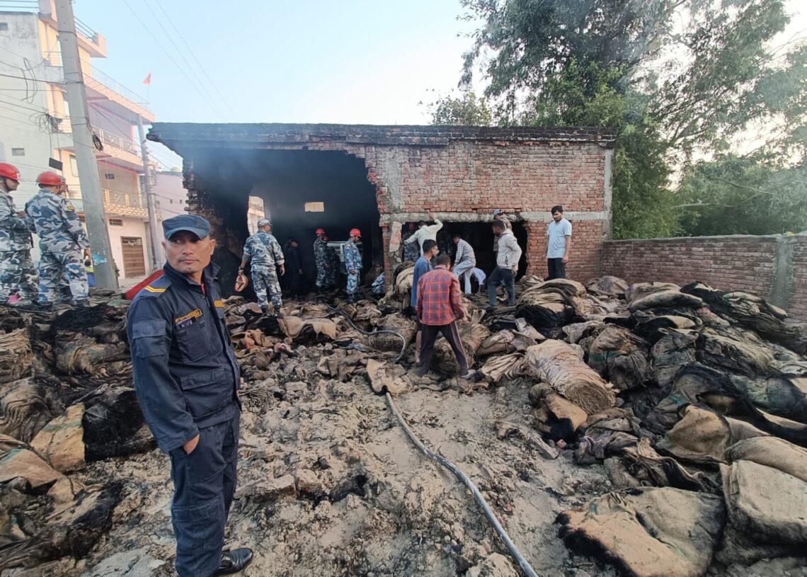 नेपालगन्जको एक बोरा गोदाममा भिषण आगलागी